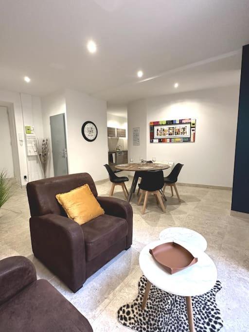 Appartement Centre Ville - Parking Prive - Wifi Нім Екстер'єр фото